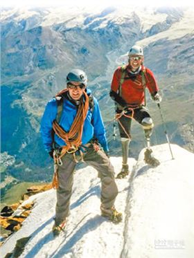 英国男子安德鲁（右）4日在向导陪同下，征服瑞士马特洪峰，成为第一个四肢截肢后成功攻顶马特洪峰的人。（美联社）