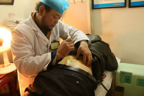 黑夜给了他残疾的右腿，他却用他踏出光明