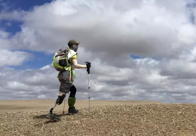 独腿勇士，徒步穿越108公里沙漠戈壁