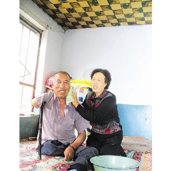 云冈矿一对老汉妻不离不弃 老婆赐顾帮衬残疾丈夫20年