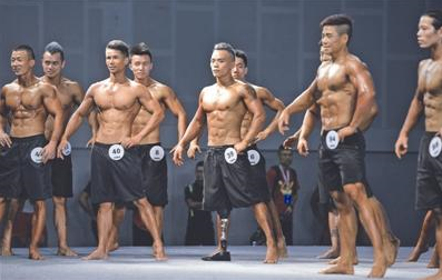 成都版刀锋战士红遍健美健身圈 带着义肢闯进健美公开赛