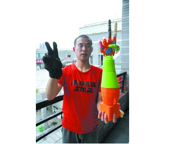 同情邻居失去胳膊 90后花三万元自制仿真手