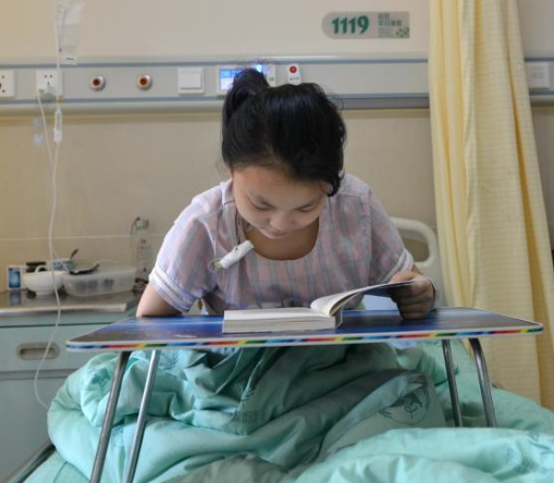 四川15岁女孩患恶性肿瘤后高位截肢 病榻上坚持学习