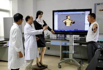 深圳高交会展示脑控智能仿生假肢