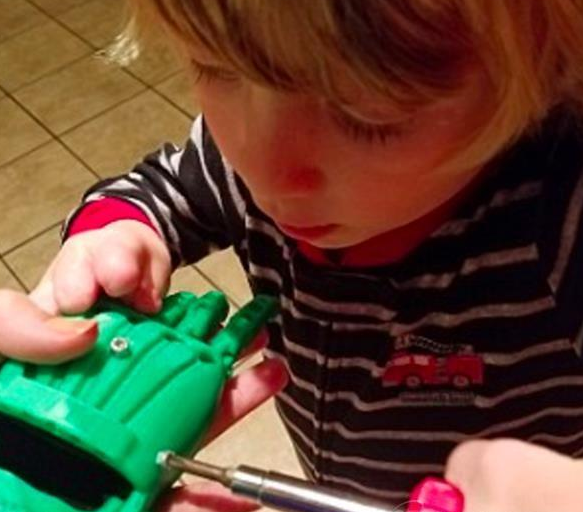 美国四岁小男孩推出自制3D打印假肢