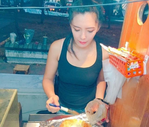 颜值超高的油饼女神 竟然是残疾人 颜值超高的油饼女神 竟然是残疾人