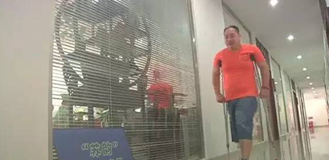 截肢小伙练就绝技养活很多残疾人 截肢小伙练就绝技养活很多残疾人