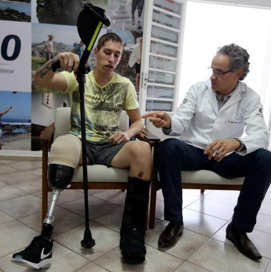 重新站起 沙佩科恩斯幸存门将穿戴假肢接受康复治疗