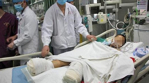 学生遭火车碾双脚 今后只能依靠拐杖或安装假肢行走 学生遭火车碾双脚 今后只能依靠拐杖或安装假肢行走