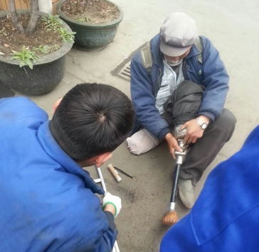 青岛公交“修理哥”当街修理老人假肢 引路人点赞 青岛公交“修理哥”当街修理老人假肢 引路人点赞