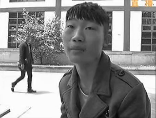 身残志坚的他有个“小目标”自食其力买假肢 身残志坚的他有个“小目标”自食其力买假肢