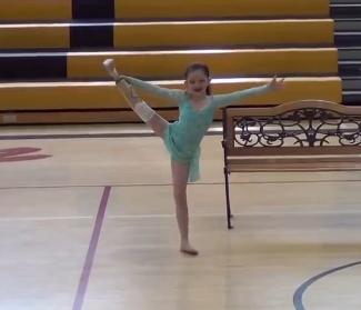 八岁的她，装上假肢后继续参加学校的舞蹈比赛