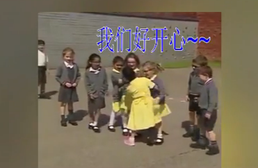 女孩装上假肢回校 同学们激动拥抱