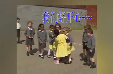 女孩装上假肢回校 同学们激动拥抱 女孩装上假肢回校 同学们激动拥抱