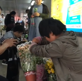 无手妈妈卖花为攒钱安假肢,盼亲手给儿做饭 无手妈妈卖花为攒钱安假肢,盼亲手给儿做饭