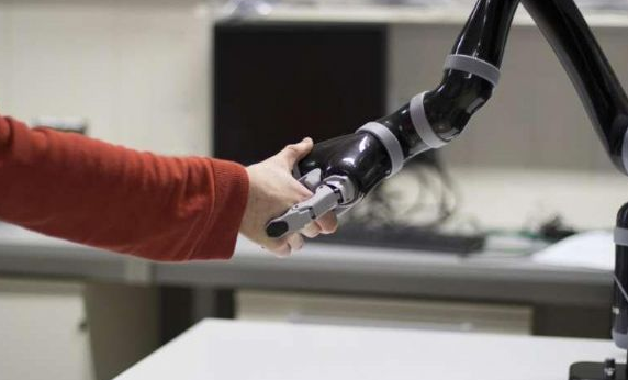 你听过大脑控制的假肢机器人吗？