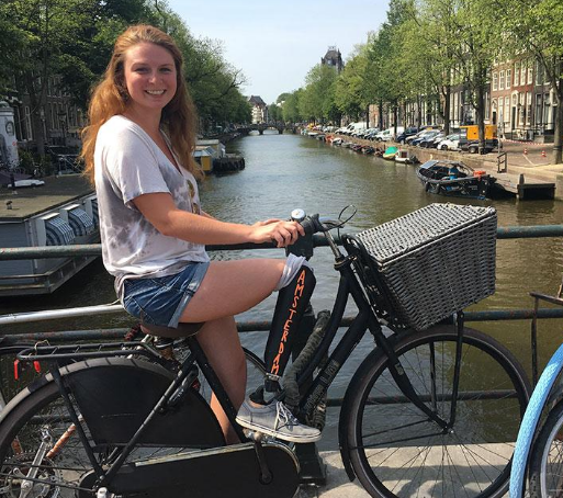 假肢女孩晒独特毕业旅行照 假肢女孩晒独特毕业旅行照