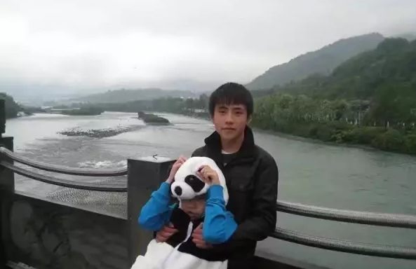 18岁截肢少年希望穿上假肢打篮球 18岁截肢少年希望穿上假肢打篮球