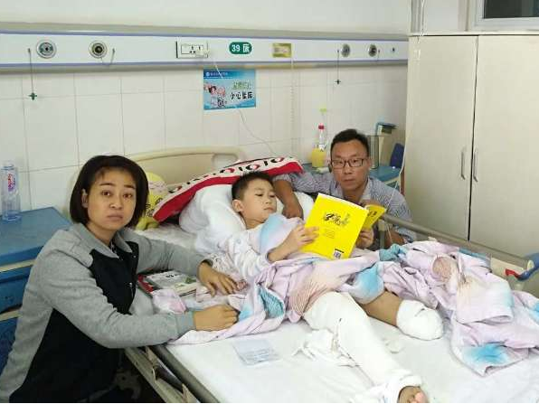 九岁男童遭遇车祸 左腿截肢需装假肢 九岁男童遭遇车祸 左腿截肢需装假肢
