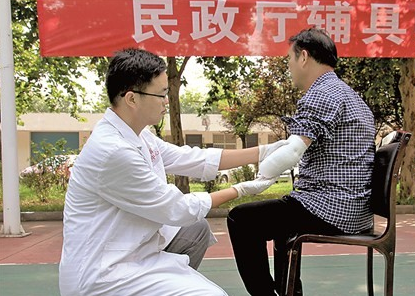 民政部门为贫困残疾人免费安装假肢 民政部门为贫困残疾人免费安装假肢