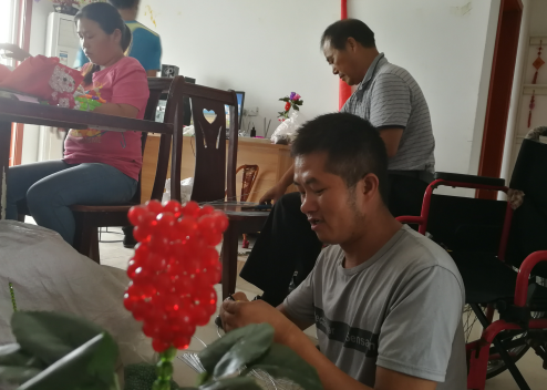 男子车祸失去双腿曾几度自杀 学手艺免费教残疾人 男子车祸失去双腿曾几度自杀 学手艺免费教残疾人