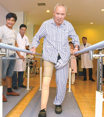 洛阳“硬汉老爹”李春章终于安装新假肢 洛阳“硬汉老爹”李春章终于安装新假肢