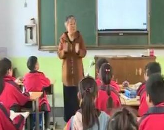女教师单腿跳跃讲课19年 装上假肢学生排队抱她 女教师单腿跳跃讲课19年 装上假肢学生排队抱她