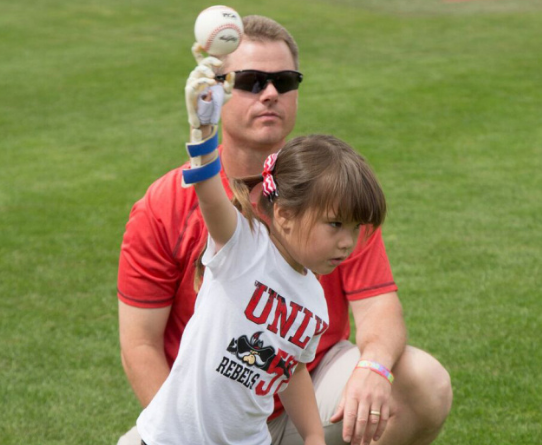 7岁女孩用3D打印的假肢为MLB世界大赛开球