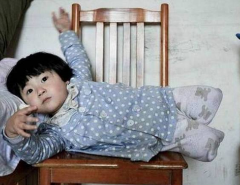 4岁小女孩安装假肢 只为站着等妈妈归来 4岁小女孩安装假肢 只为站着等妈妈归来