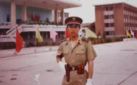 不屈军魂 30年前边境作战失去双腿,安装假肢后的今天打仗还要第一个上 不屈军魂 30年前边境作战失去双腿,安装假肢后的今天打仗还要第一个上